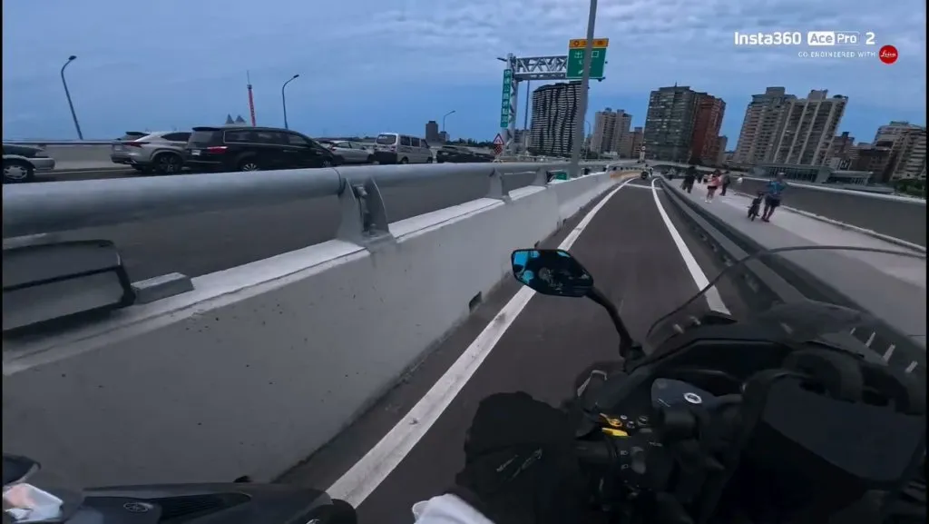 影／淡江大橋剛開通就擦撞！騎機車道被後車碰　第一視角影片瘋傳
