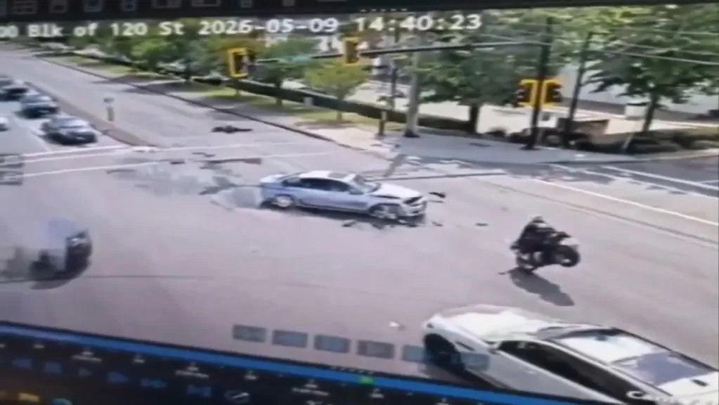 影/加拿大離奇車禍!機車路口撞轎車飛6公尺高 掛在紅綠燈上變奇景