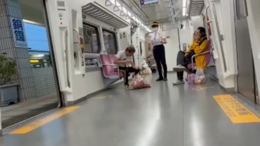 台鐵奧客! 車廂內手機開擴音還喝酒
