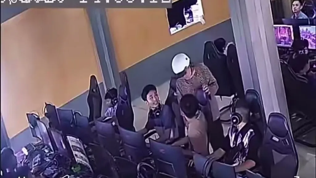 影/阿嬤衝進網咖抓孫子!對著螢幕前男子「狂捏耳朵打臉」 他轉頭說:妳認錯人了