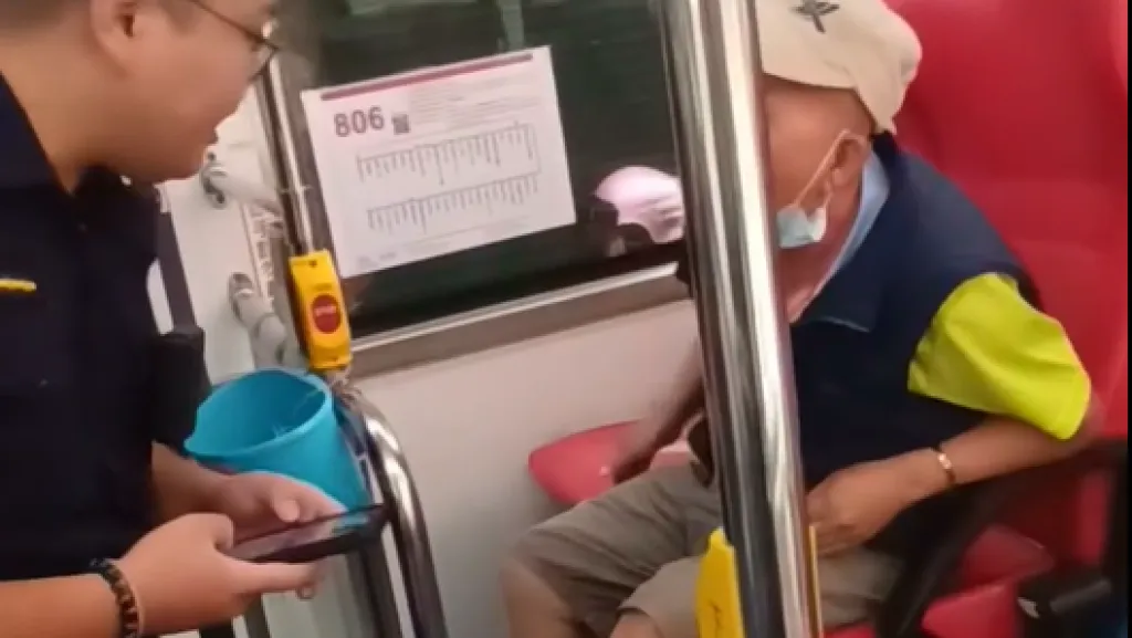 影／沒按鈴下不了車過站！阿伯暴怒「拿擊破器打客運司機」　稱：罵髒話我就打他