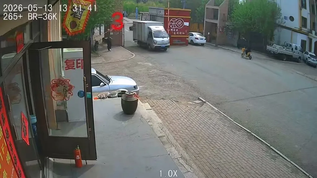 影/禍從天降!貨車撞斷限高桿掉落 路過女子慘遭砸中倒地不起