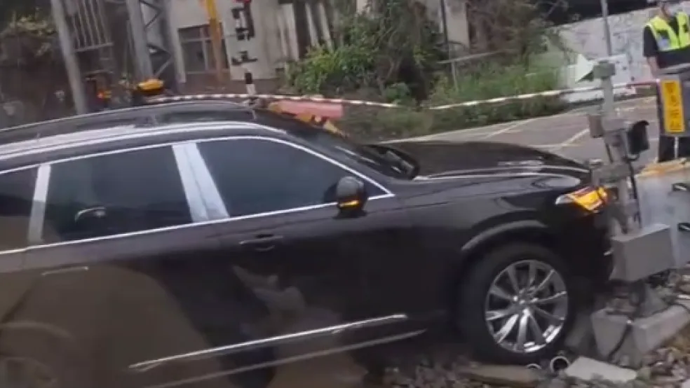 彰化花壇自小客車撞平交道護欄卡住！　單線通車1小時