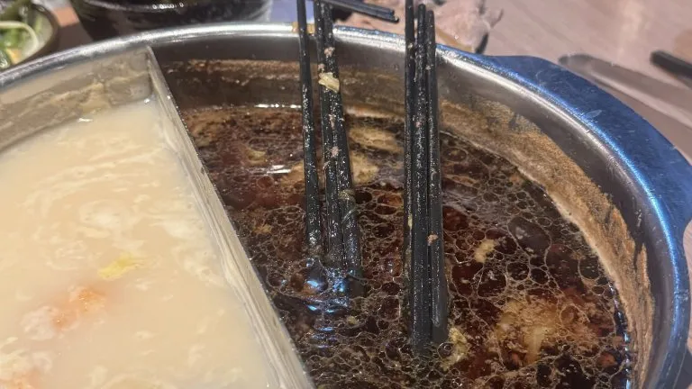 超扯！火鍋湯中竟撈出6根筷子　中市食安處將前往稽查