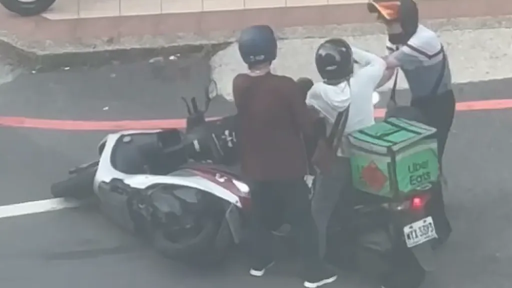 影／疑行車糾紛2打1！阿伯聯手乘客猛打外送員　還安全帽狂K畫面全被錄下