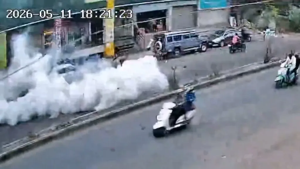 影／印度工人出包！搬一大包火藥材料突手滑　下秒墜地爆炸重傷送醫