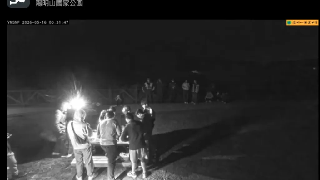 擎天崗「朝聖潮」爆發！凌晨山上擠滿人　直播鏡頭前全是圍觀民眾