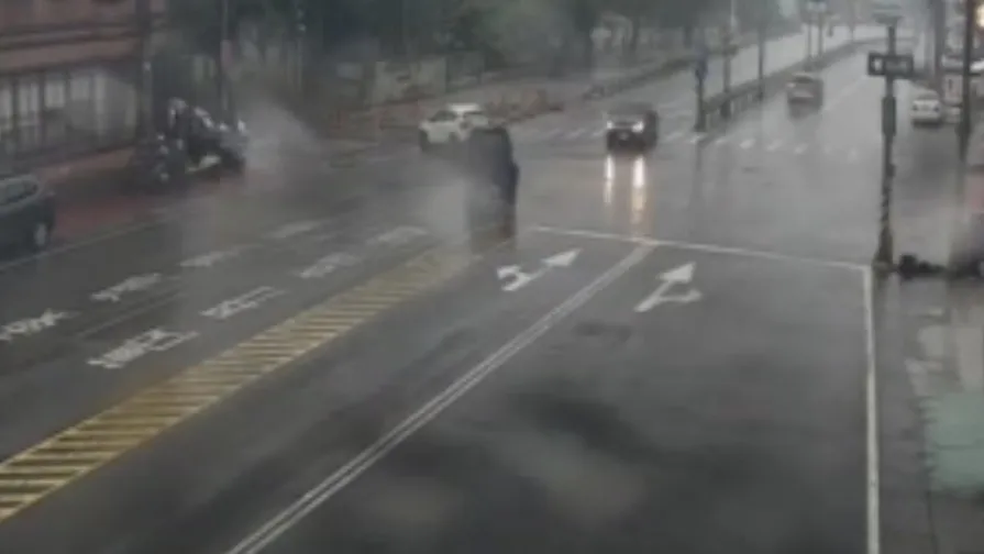 快訊/國家級警報響!大雷雨狂炸高屏 11地區慎防淹水落雷