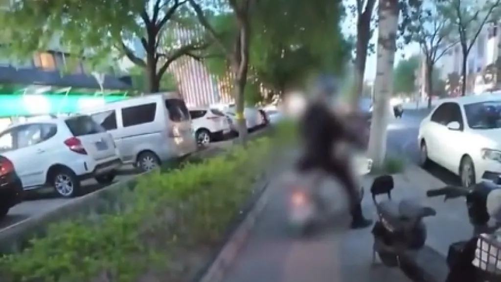 影／陸視障女網紅「被逆向自行車撞」影片瘋傳　被抓包是自導自演賺流量！百萬粉絲帳號被封遭警逮捕