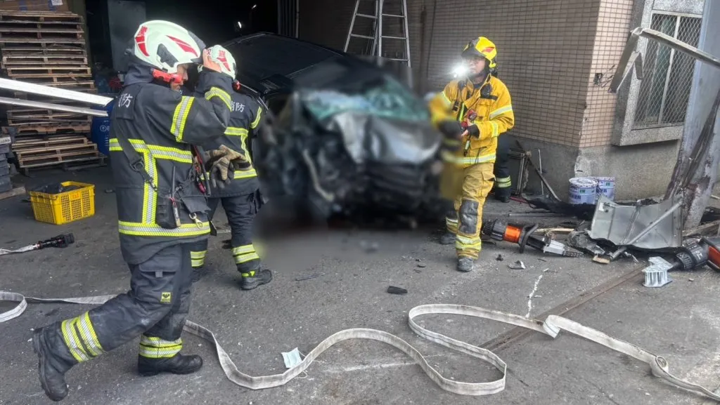 快訊／高雄男200m狂撞4車！衝撞工廠身亡「車內搜出喪屍煙彈」