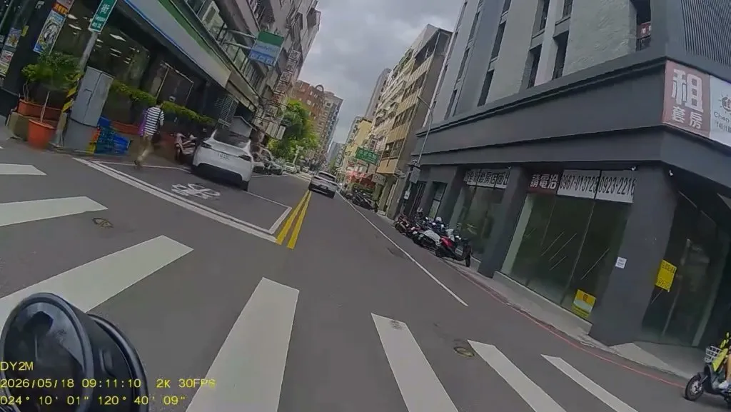 影／恍神？台中女駕駛開特斯拉轉彎衝對向　撞倒超商旁整排機車