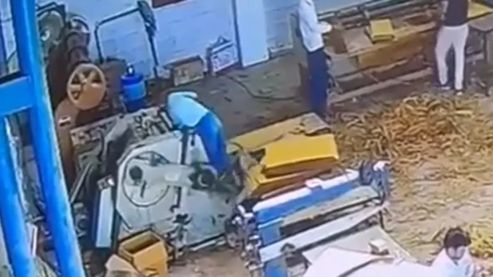 影／印度工安死亡意外！20歲男操作紙板模切機　手部遭捲入慘死機器中