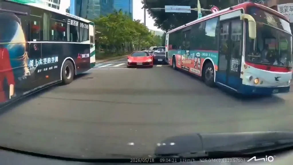 影/這下慘了!休旅車為閃公車切車道「撞法拉利超跑」 網友酸:還不如撞公車