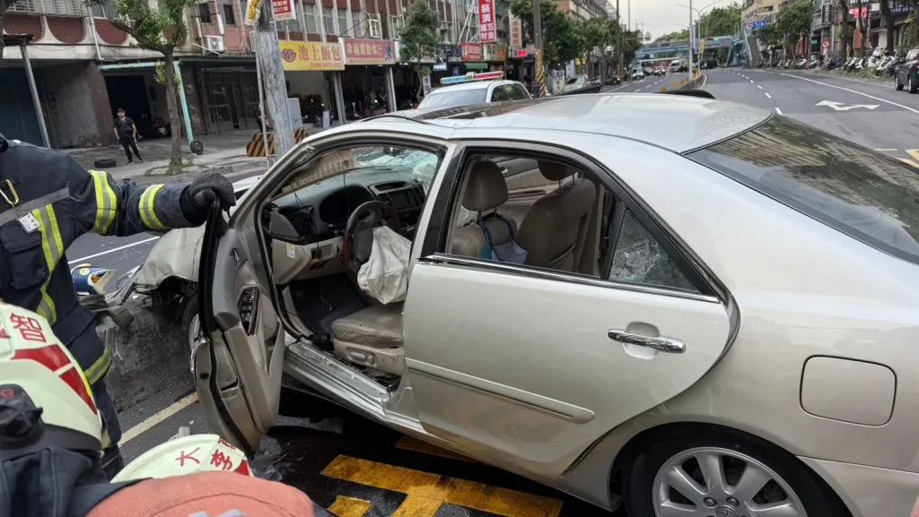 三峽3死車禍滿一年!受害女童母淚崩「看到骨灰罈就哭到不行」 爆料:一年了等不到對方的道歉