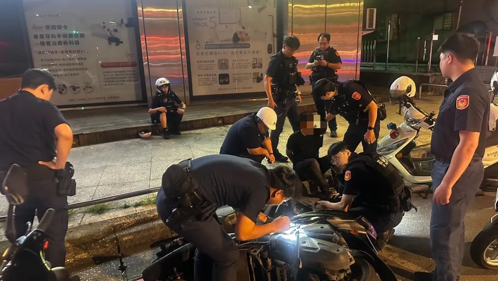 板橋男毒駕還滑手機拒檢狂飆！警匪追逐2公里撞傷2警就逮
