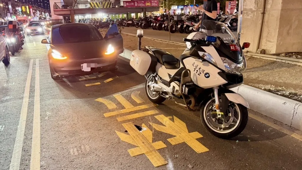 目睭真大蕊！板橋男開特斯拉追尾值勤警用重機　肇事畫面PO網引公憤