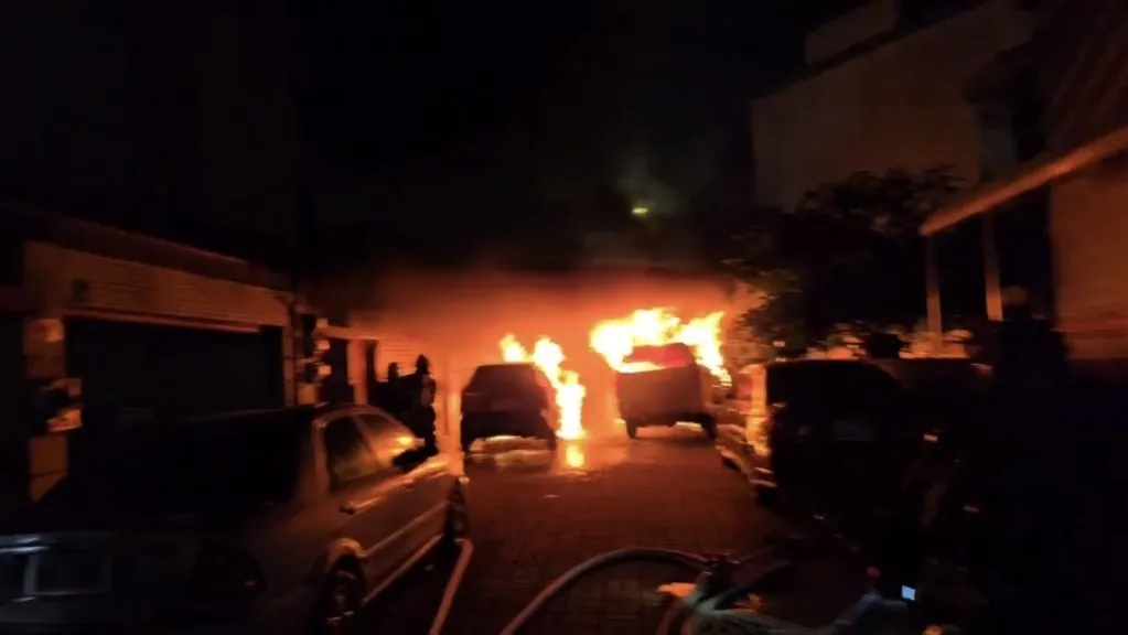 快訊/台南安南民宅火警!延燒鄰宅…汽機車遭殃 惡火濃煙狂竄