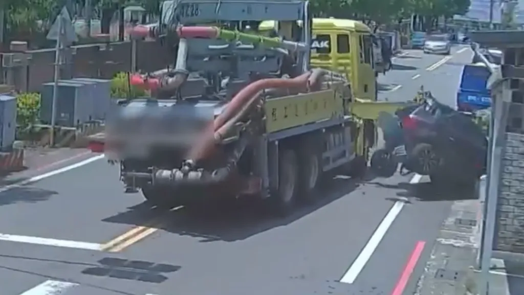 橫掃畫面曝光!苗栗混凝土壓送車油壓支撐架滑脫 路邊停車遭殃