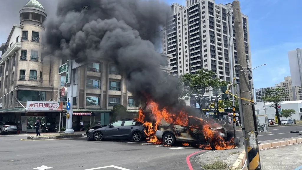 快訊/迴轉車撞對向!高雄轎車碰撞後瞬間起火 濃煙狂竄驚悚畫面曝