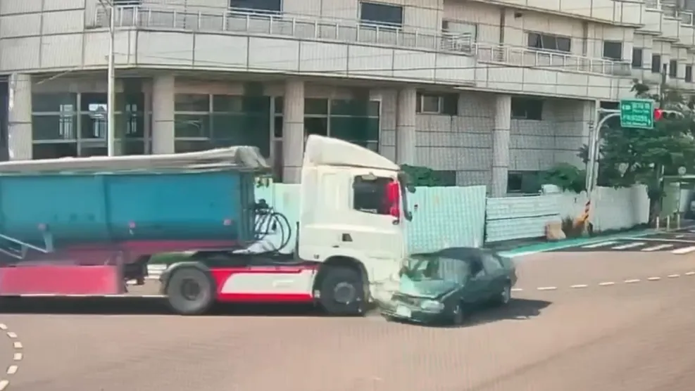 撞擊畫面曝光！嘉義中埔自小客車闖紅燈與大貨車相撞　駕駛受傷送醫
