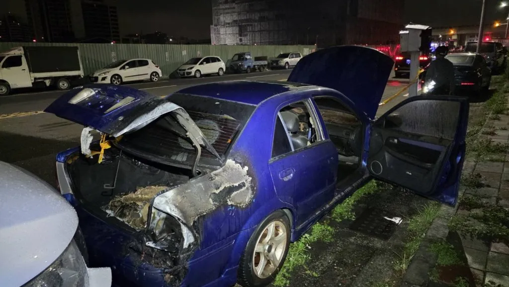 獨/半夜汽車突竄火!高雄男「噓噓後丟煙蒂」害2車毀遭縱火罪送辦