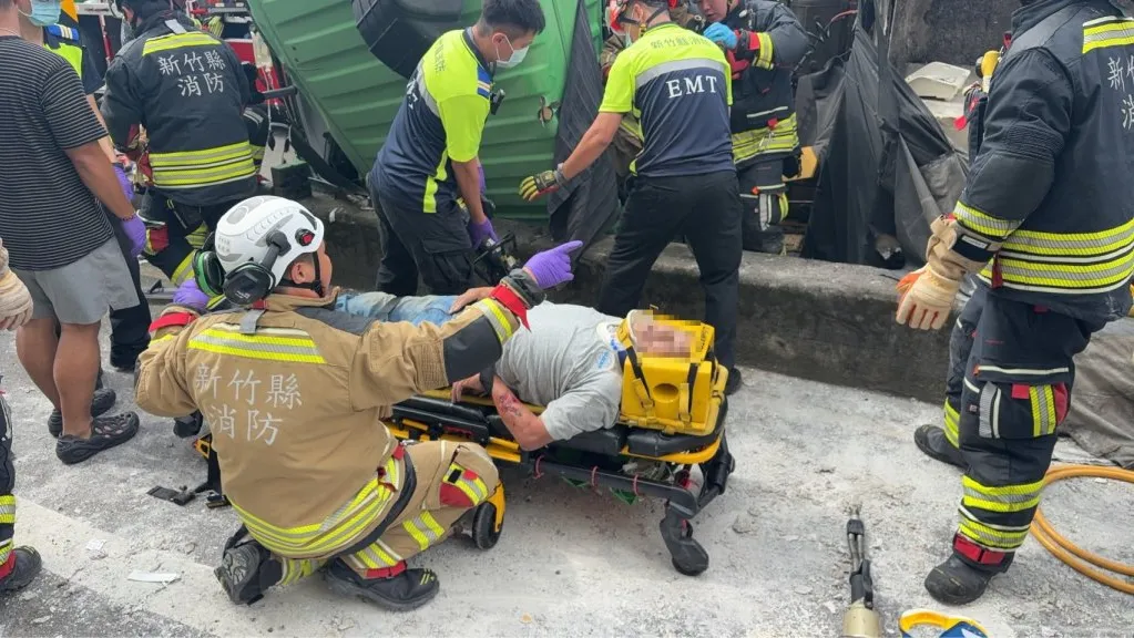 竹東鎮砂石車翻覆! 2人受困送醫