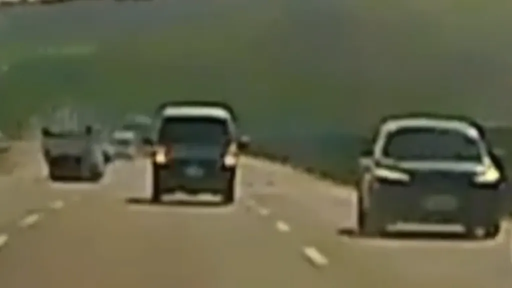 國道翻車原因出爐!一塊布掉落車道 害自小客車輾過翻覆兩人受傷