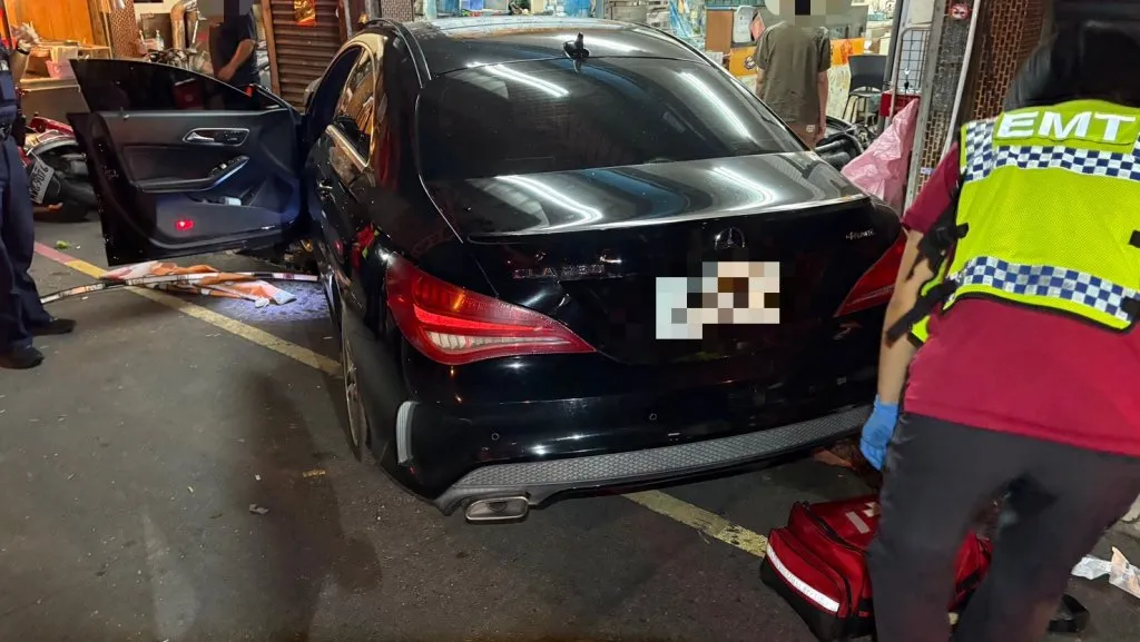 撞擊畫面曝光! 屏東賓士車失控撞兩戶民宅4輛機車釀兩傷