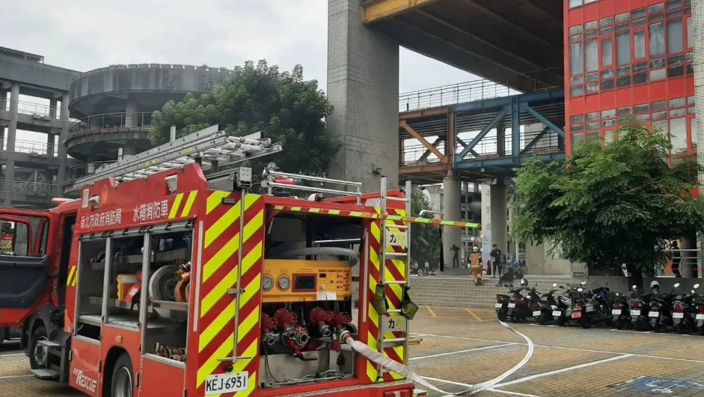 板橋大觀國中禮堂火警! 燃燒雜物無人傷亡