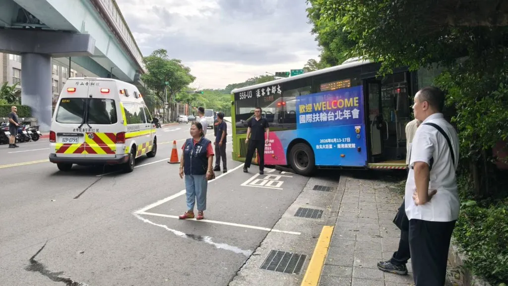 台北市公車事故! 大都會客運自撞山壁釀3傷