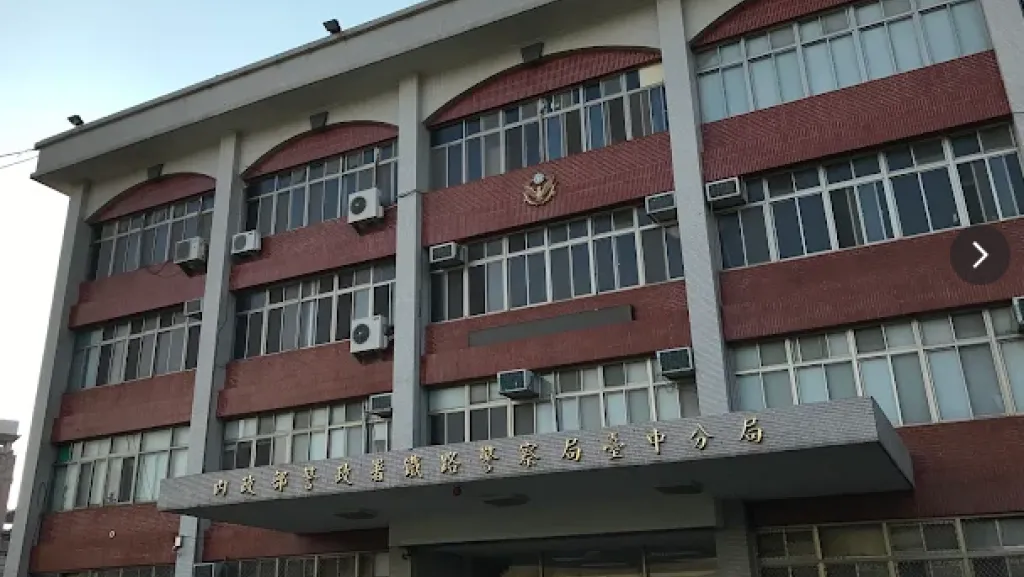 未成年學生鐵軌擺石頭闖禍！害區間車撞擊列車運作受影響　鐵路警察局移送少年法庭審理