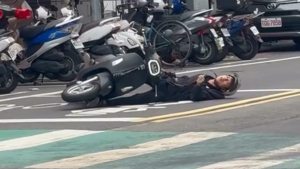 影/街頭出現喪屍?桃園騎士突抖動摔車 倒在地上狂抽搐