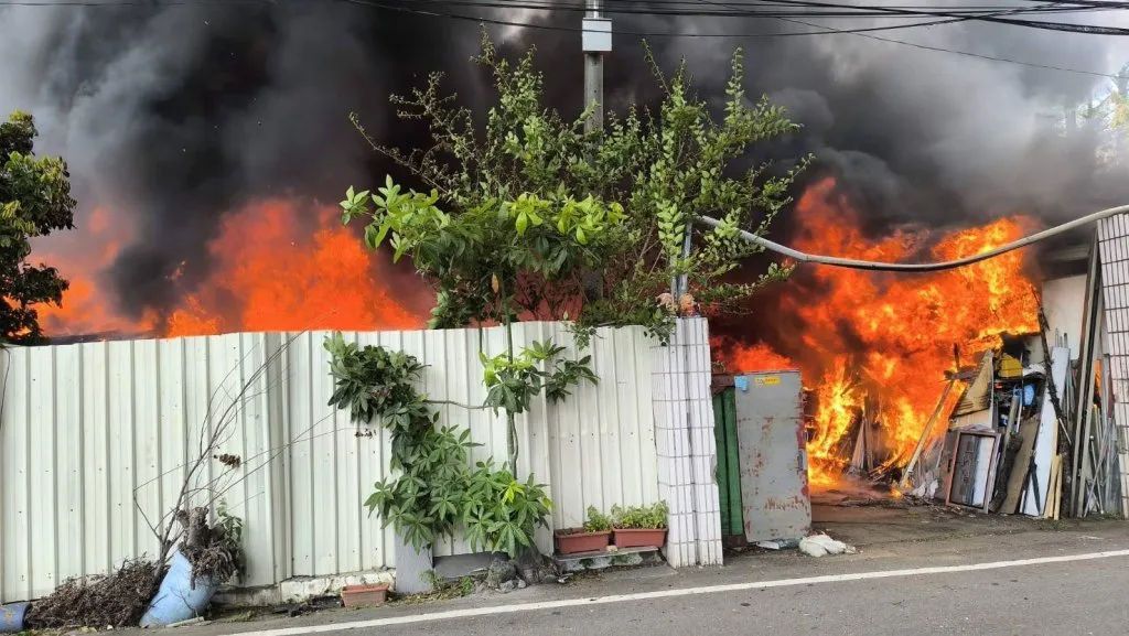 大里西湖路工廠火警濃煙狂竄！　回收雜物全面燃燒　警消急灌救幸無人傷亡