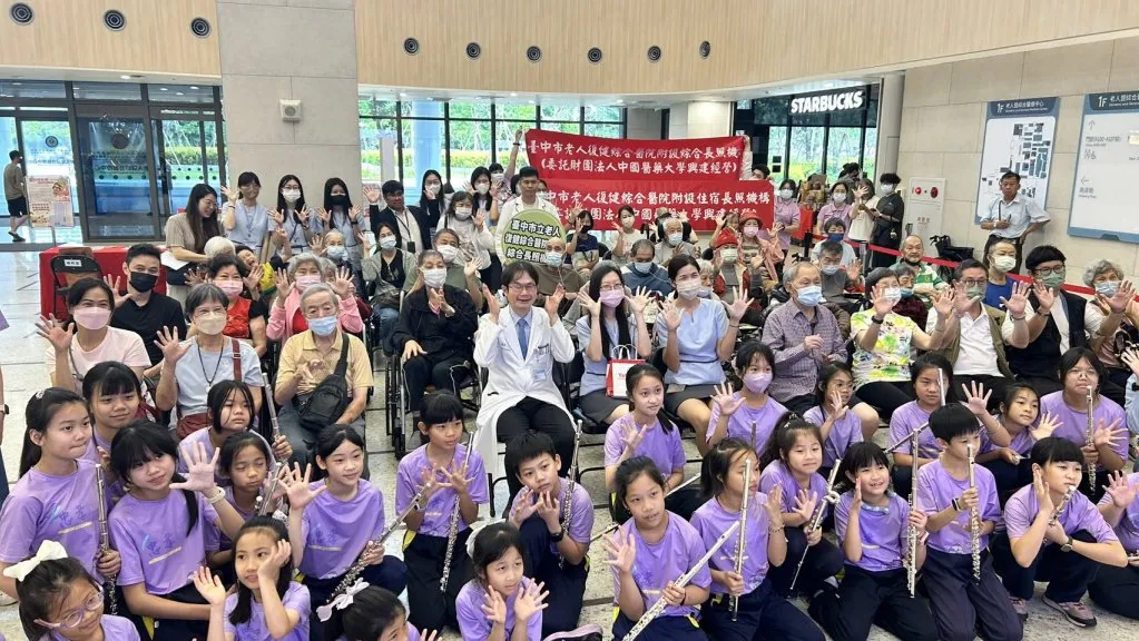 中醫大市醫辦「愛的時光機」親子同樂會 小農市集、音樂演奏打造溫馨全齡照護環境