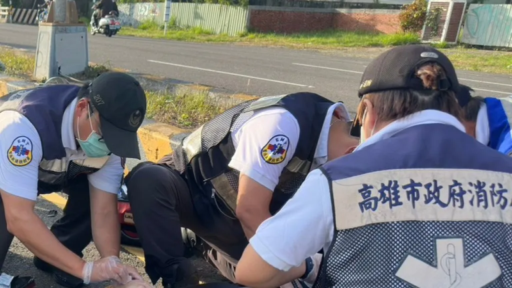 汽機車猛撞！高雄35歲騎士「腿扁了」　當場狂噴血熱心民眾救命