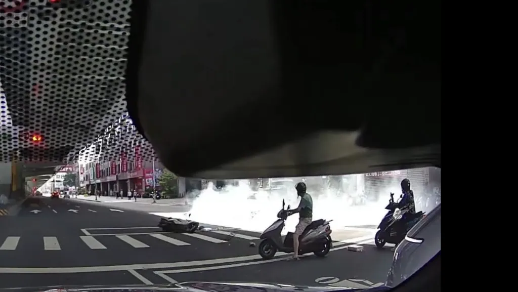 中和驚悚毒駕!轎車失控倒車狠輾雙載機車 7旬姊妹1死1重傷