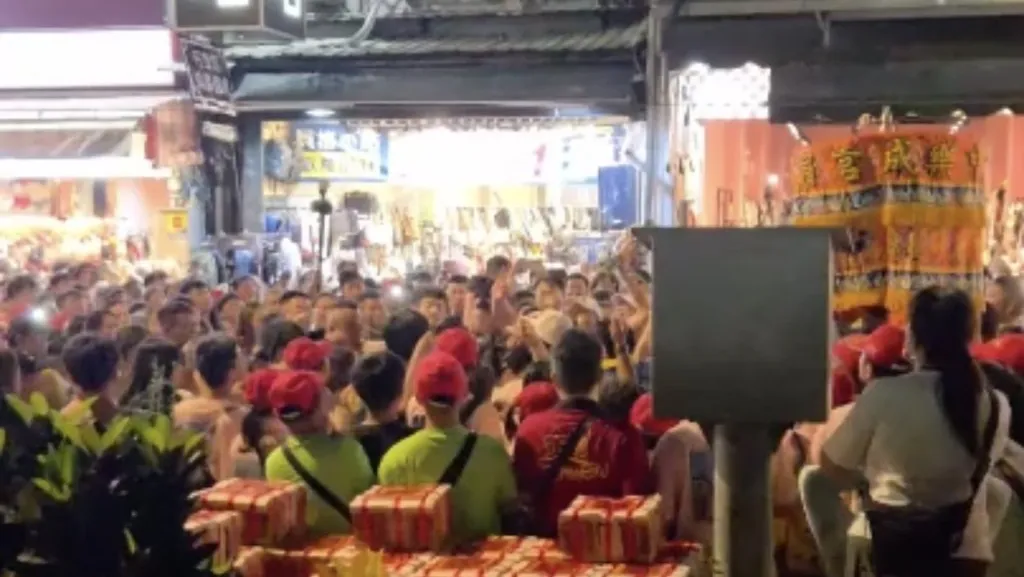 山邊媽祖逢甲遶境爆推擠衝突!2男街頭揮拳 警到場壓制依法送辦