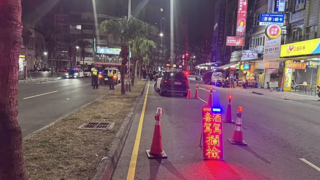 高雄警深夜大掃蕩！封街攔查毒駕酒駕　意外逮2通緝犯