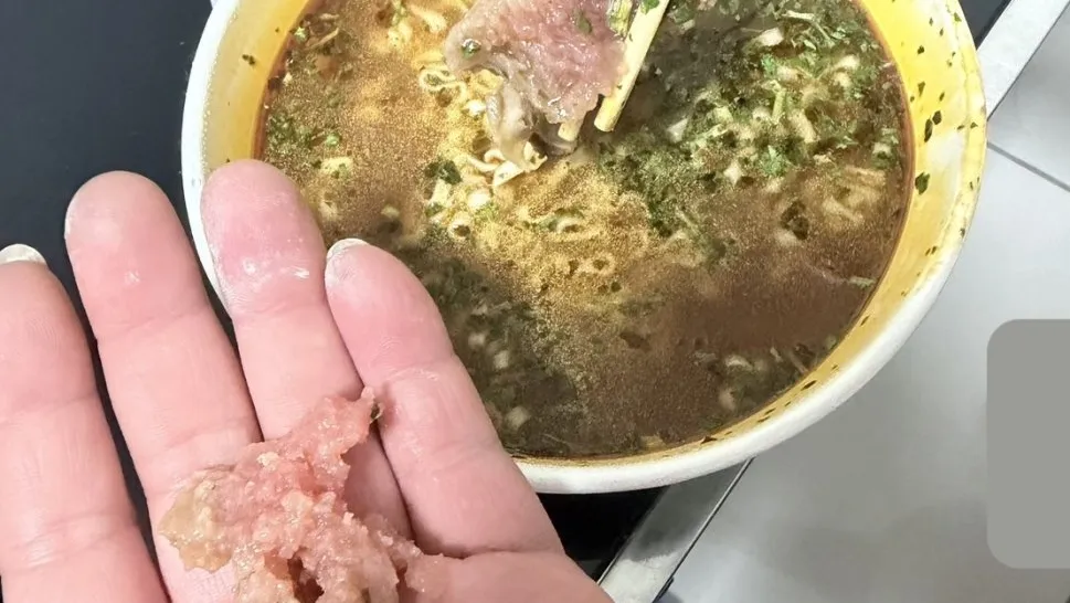 控維力食品泡麵出現疑似未熟肉塊　消費者不滿處理態度正式提申訴