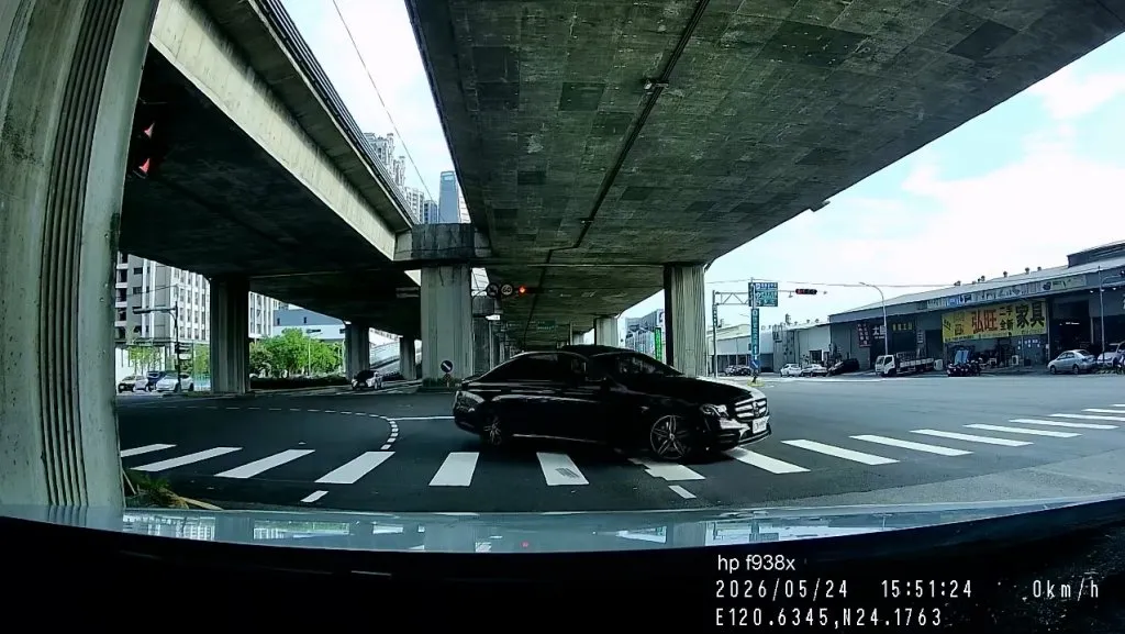 影/賓士「環中路狂轉兩圈」再闖紅燈!駕駛自PO車內視角 網友酸:甩不起來還硬要