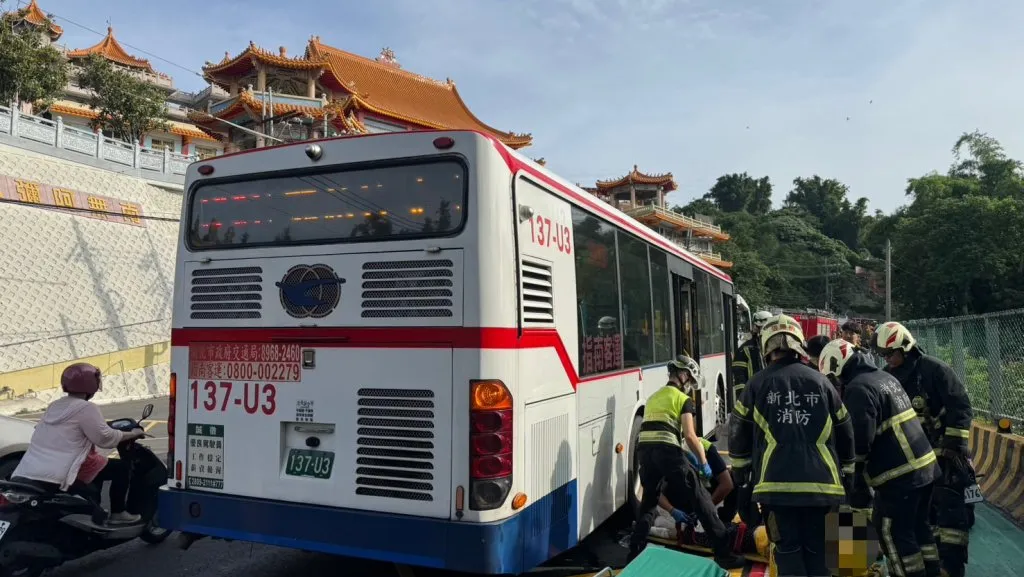 五股驚險意外!婦人從機車跌落受困公車底下腿部受傷 消防隊員救出送醫