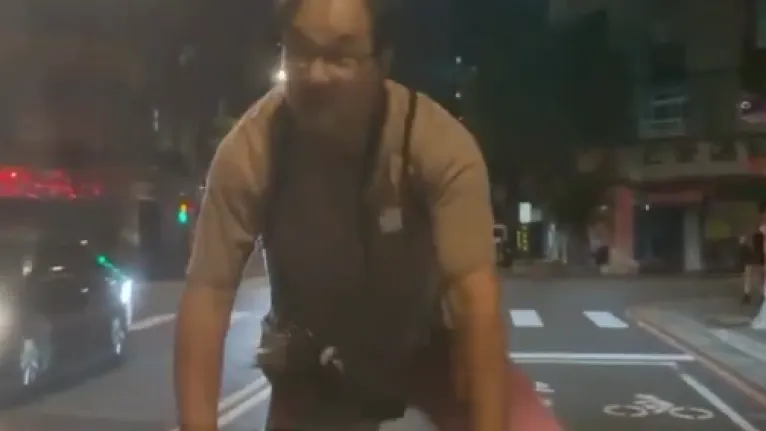 駕駛嚇傻!不滿過馬路被叭 永和男子路旁衝出拍打引擎蓋