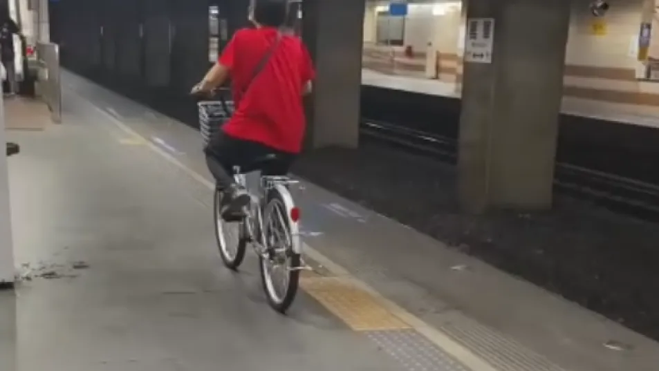 旅客傻眼！婦人台鐵萬華車站月台騎自行車　鐵路警察追查