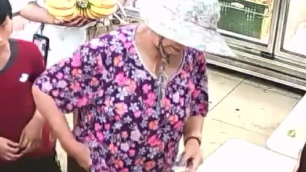 影／態度惡劣還插隊！大媽買水果兇店員「付錢用丟的」　店家霸氣拒賣