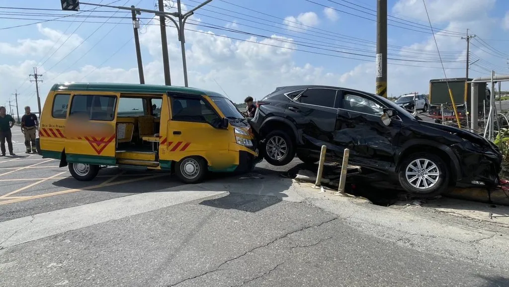 雲林土庫娃娃車與轎車路口碰撞　車上11名幼童均平安無傷