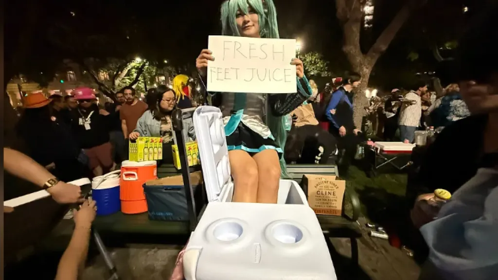 影/動漫展驚見「腳汁」攤位!女Coser腳泡飲料入味 賣15美元一杯遭瘋搶