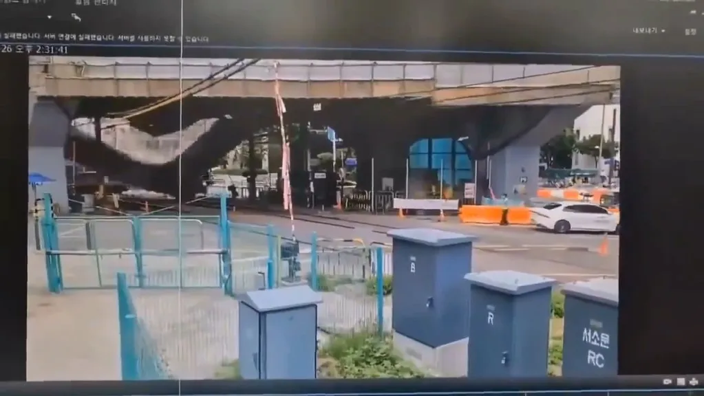 影／至少3死3傷！韓國高架道路拆除工程突坍塌　主樑斷裂砸到通行車輛影片曝光