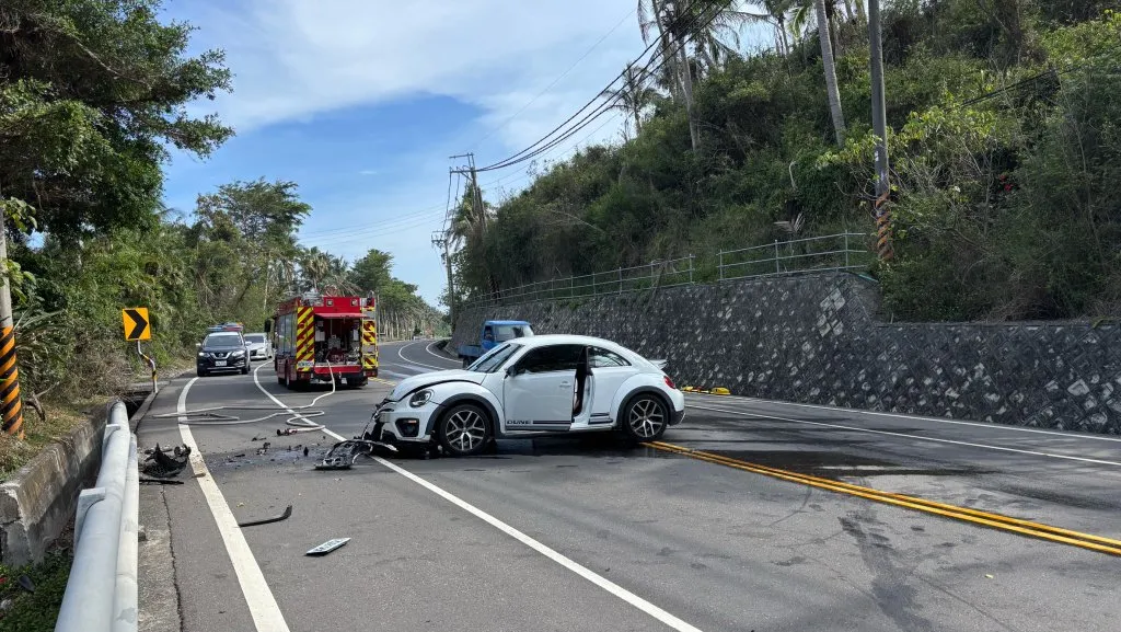 台東卑南鄉金龜車車禍！　杉原海邊撞護欄車頭撞爛3女受傷