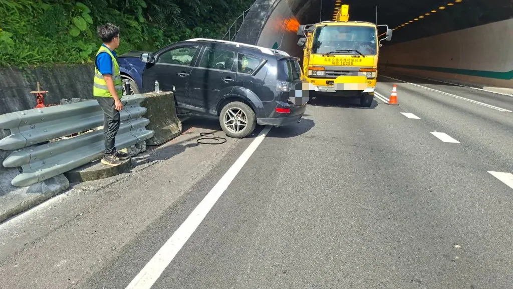 國道3號毒駕肇事！　休旅車自撞卡護欄
