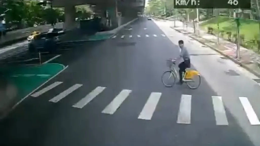 影／原來是這樣翻車的！水泥車為閃疑闖紅燈Ubike騎士失控　行車紀錄器影片曝光